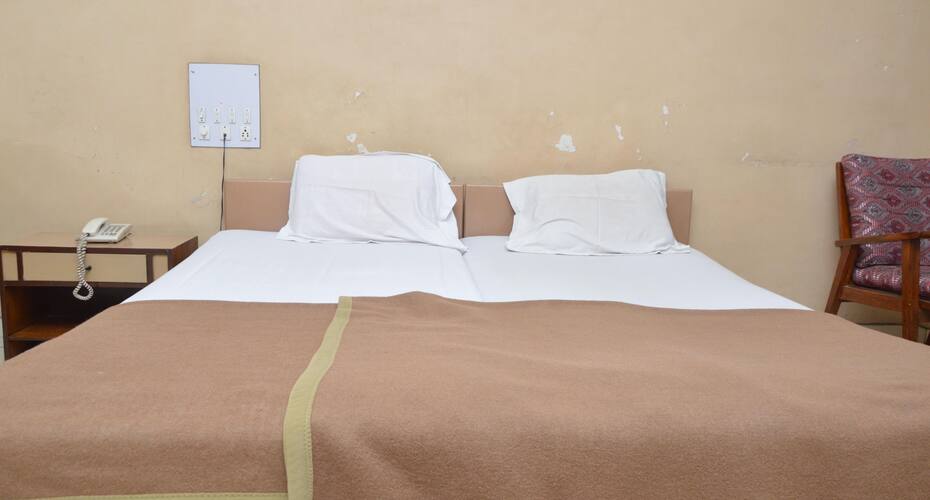 Hotel Dreamland, Surat 4
